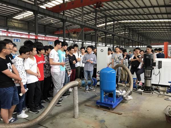 涉外经济学院学生来沃尔特参观学习